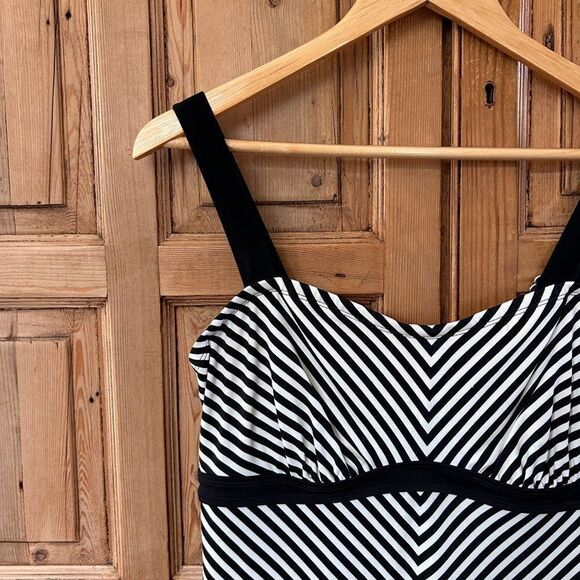 Athleta Pura Swim Dress Black White Striped Tank‎ Underwire Athletic 34 D/DD - Picture 2 of 6